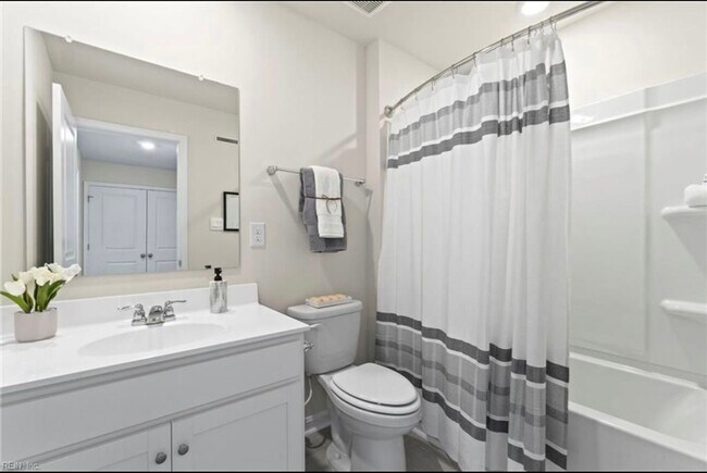 Foto del edificio - 4 Bedroom Townhome in Newport News
