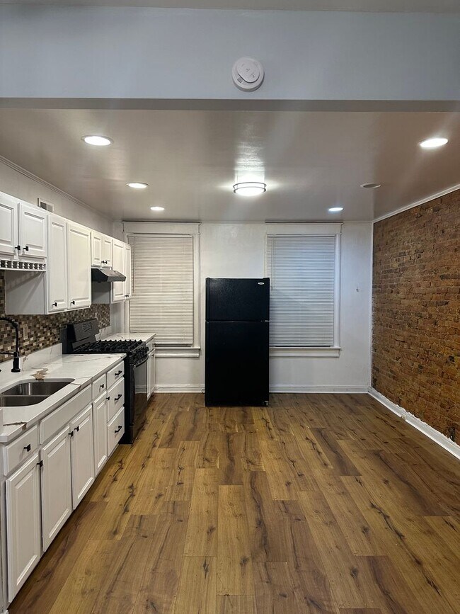 Foto del edificio - Spacious Rooms! Finished Basement! W/D Hook-Up!! Available Now!