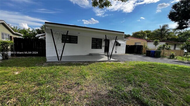 Foto del edificio - 2748 SW 8th St