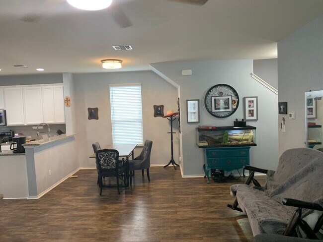 Building Photo - 512 Hummingbird Ln