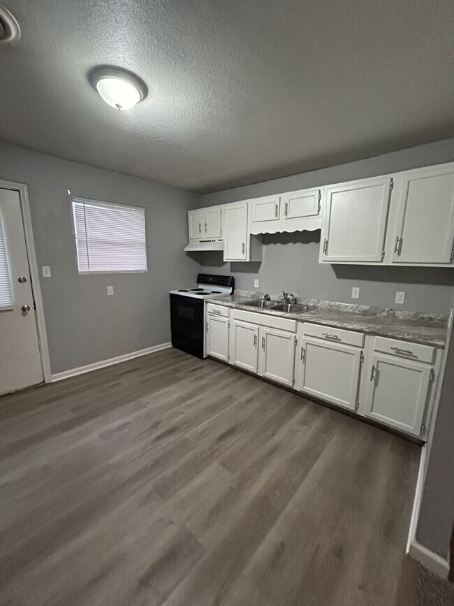 Foto del edificio - 1301 E 9th St