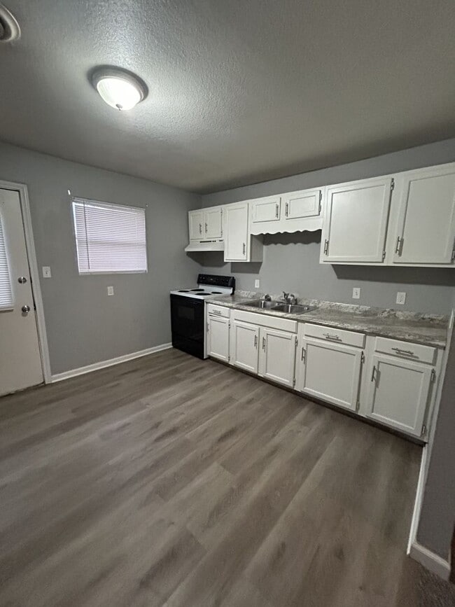 Building Photo - 1301 E 9th St