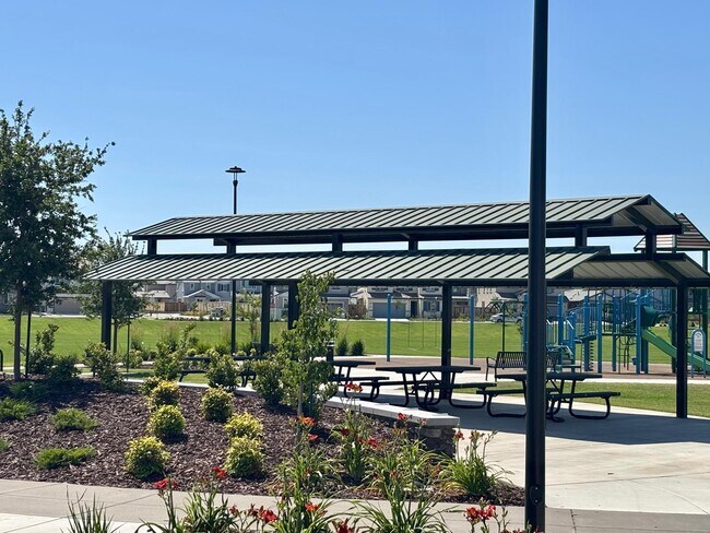 Foto del edificio - 1570 Pinchot Dr