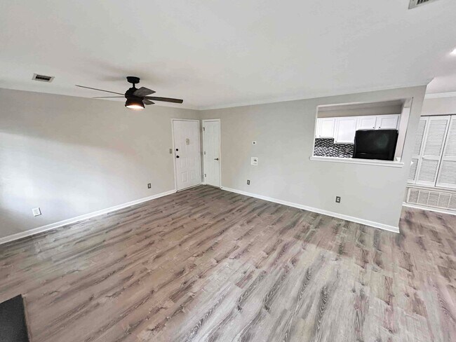 Building Photo - Charming 1 BR/1 BA Condo in Gated Sandy Sp...