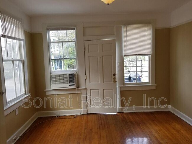 Building Photo - 5324 Prytania St