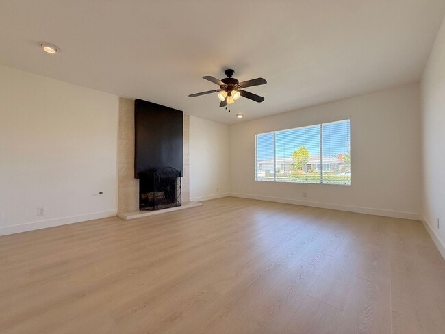 Building Photo - Costal Living - Pride of Ownership Neighbo...