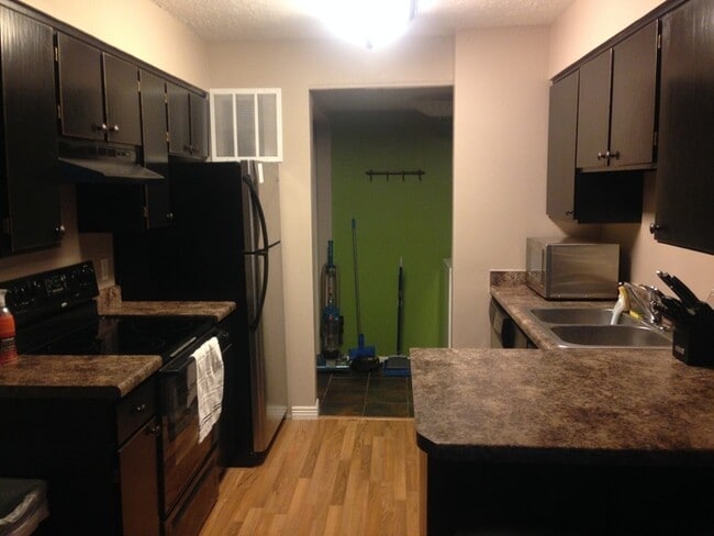 Building Photo - Spacious Top Floor 3 Bed Condo w view of s...