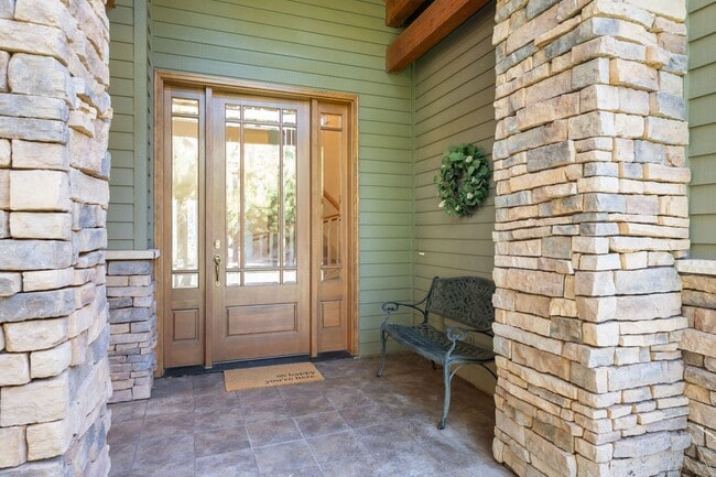 Building Photo - Gated Community in Broken Top