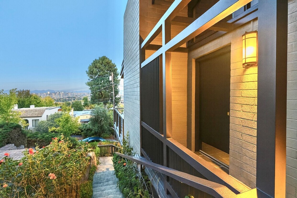 Foto principal - Elegant Piedmont Retreat with Expansive Ba...