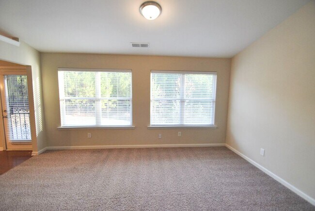 Foto del edificio - 5216 Rosewood Pl