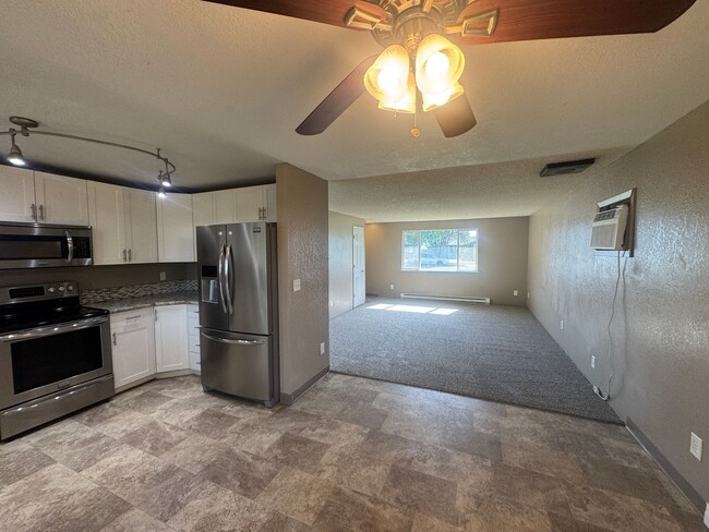 Foto del edificio - Non-Refundable & Security Deposit Total: $...