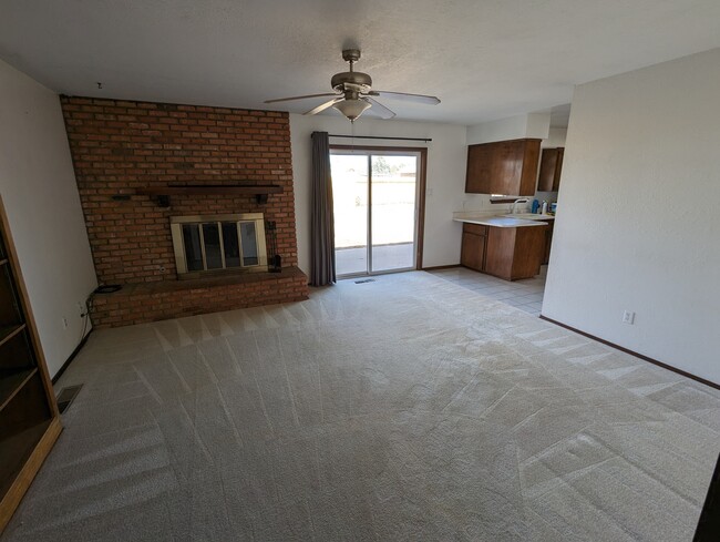 Living room - 534 Ridgecrest Ave