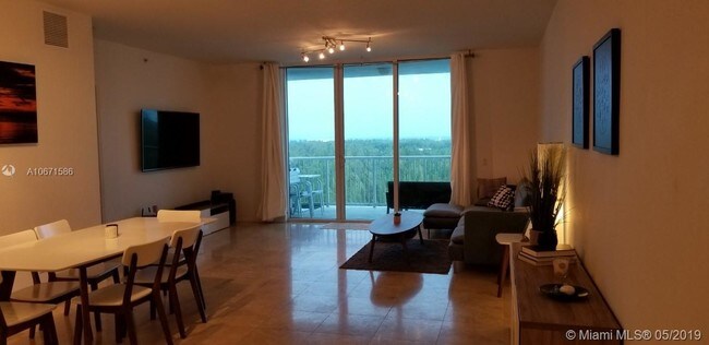 Foto del edificio - 14951 Royal Oaks Ln