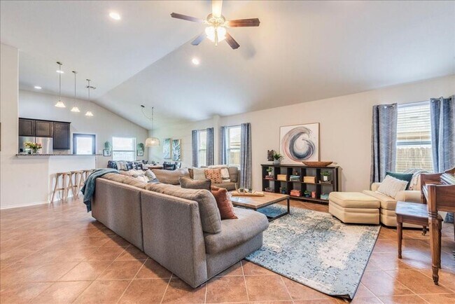 Foto del edificio - 430 Dragon Ridge Rd