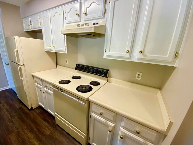 Foto del edificio - Charming 2 Bedroom/ 1 Bathroom Parkville Condo in Lovely Seven Courts Community