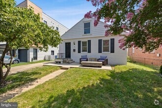 Building Photo - 913 S Oak St