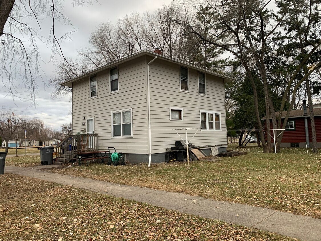 Foto principal - 3 bed, 2 bath Single Family Home