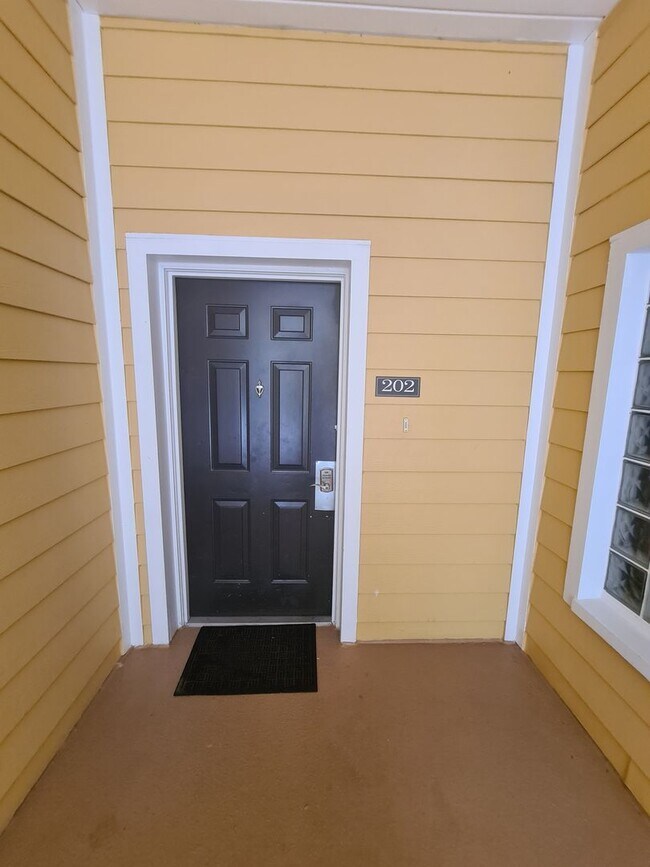 Foto del edificio - Fully Furnished 2 bed 2 bath in desirable ...