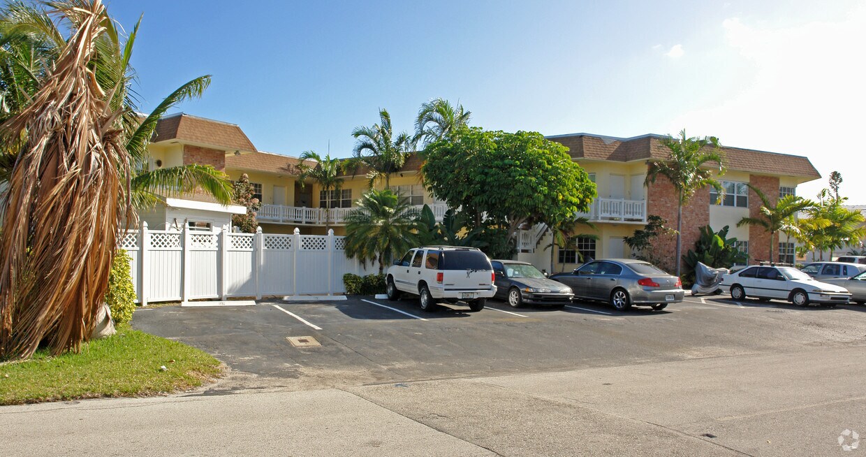 Building Photo - 841 Pine Dr