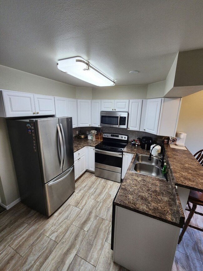 Foto del edificio - Modern 3-Bed, 3-Bath Townhome Near Fort Ca...