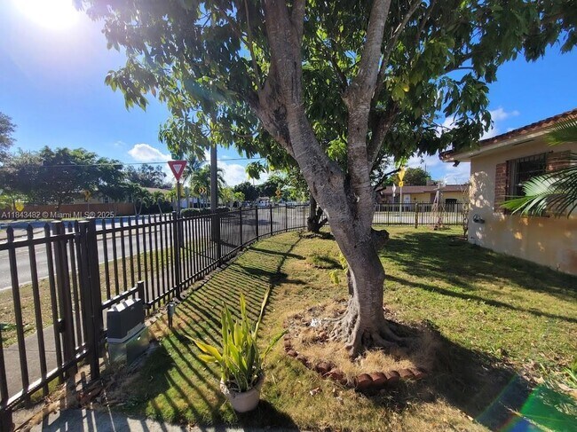 Foto del edificio - 5451 SW 5th Terrace