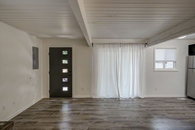 Building Photo - Updated 3 Bedroom 2 Bath Single Level Dupl...