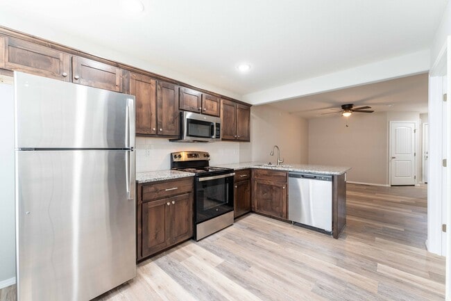 Building Photo - Oakwood Heights Townhomes