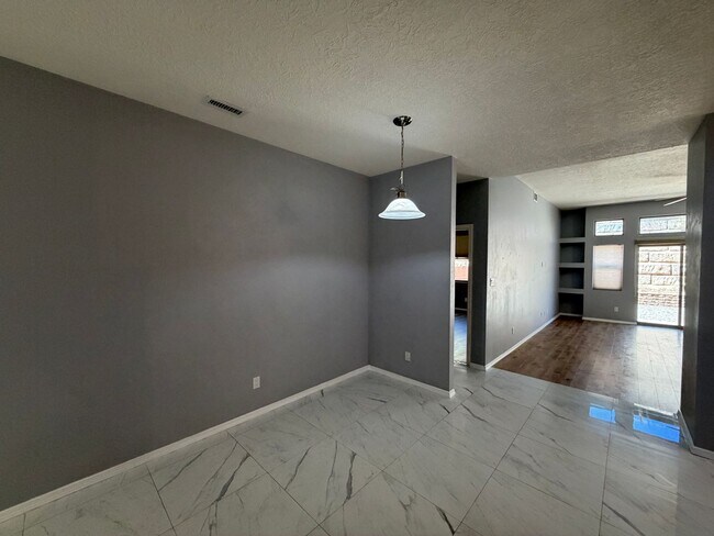 Foto del edificio - Beautiful Luxury Single Story Town Home Available Near Coors Blvd NW & Dellyne Ave NW!