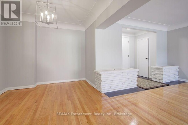 Building Photo - 830 Robinson St
