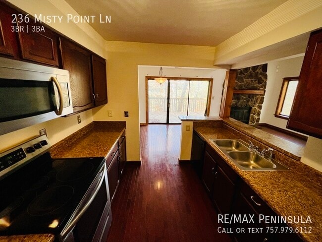 Building Photo - End Unit Condo 5min to Fort Eustis!