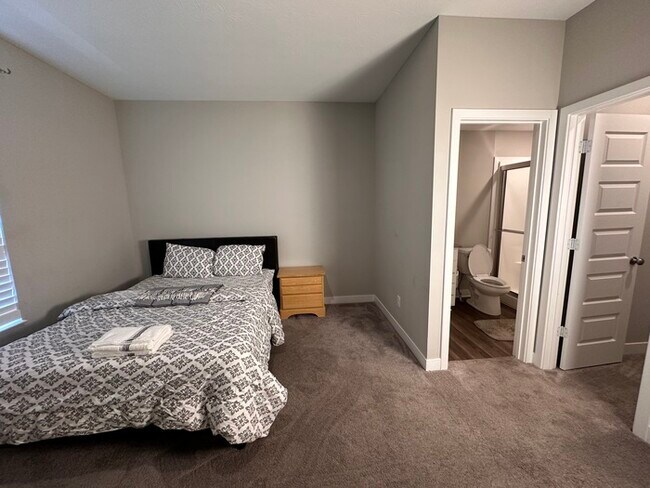 Building Photo - Big Danville Home Away From Home