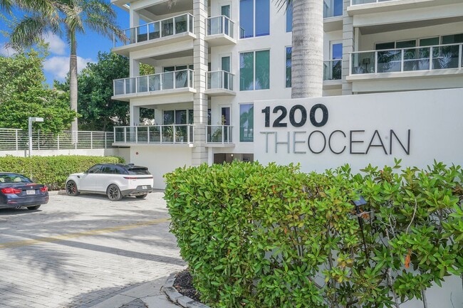 Building Photo - 1200 Hillsboro Mile