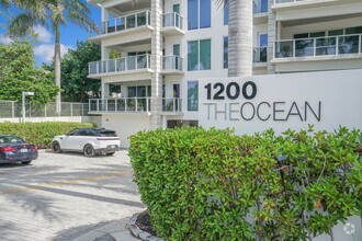 Building Photo - 1200 Hillsboro Mile