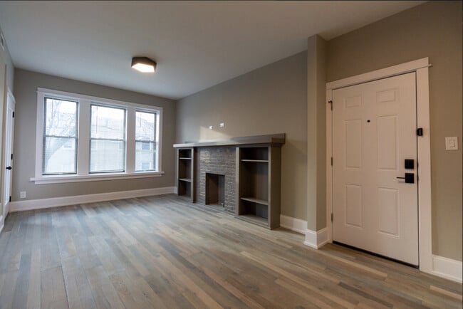 Building Photo - 3549 N Hamlin Ave