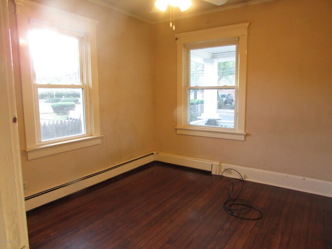 Building Photo - 212 Roosevelt Ave