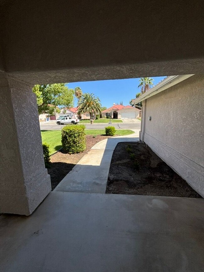 Building Photo - Clean 3 Bedroom / 2 Bathroom home near Stockdale High School, Recently Renovated!