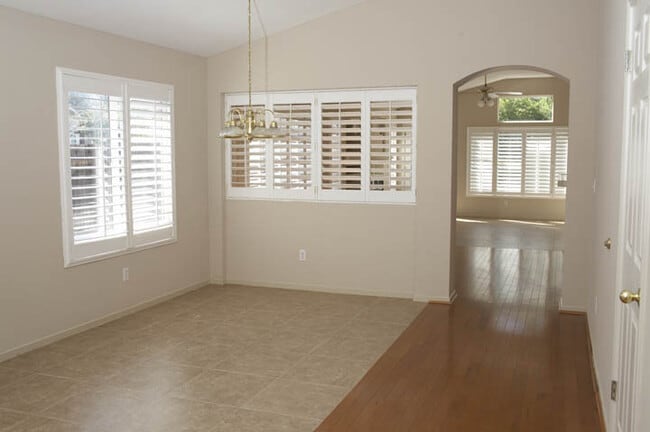 Building Photo - 3 Bed, 2 Baths, 1485 SF. 2 Car Garage, sin...