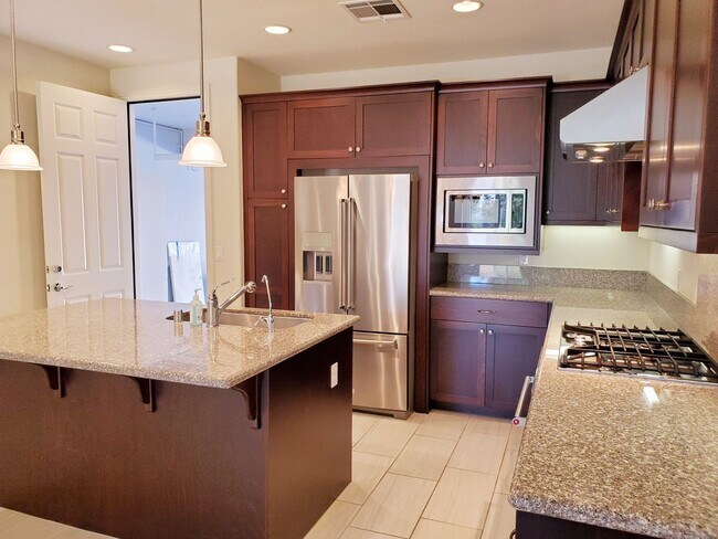 Foto del edificio - Impressive Two-Story, Townhome in Cantera ...