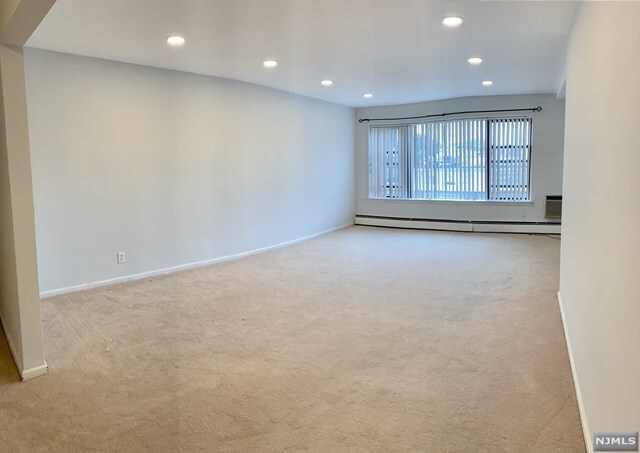 Building Photo - 275 Hoym St
