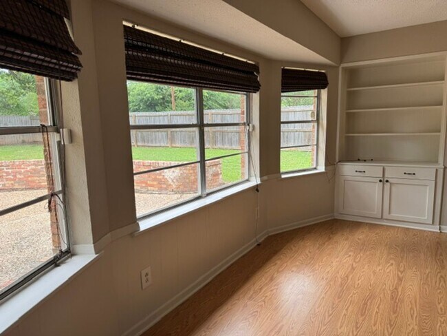 Foto del edificio - 3/2/2 Fenced Yard LISD Pet Friendly