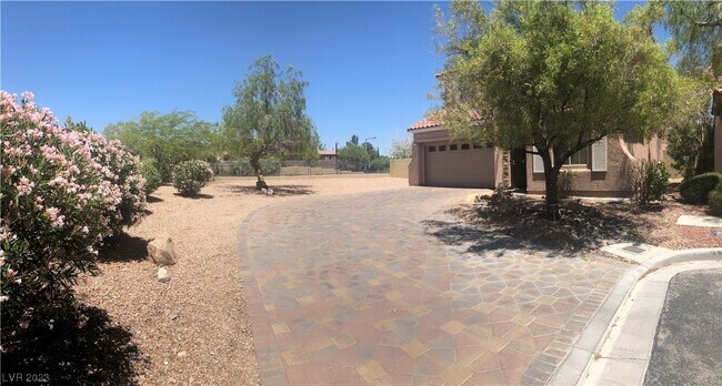 Building Photo - 2108 Summer Home St