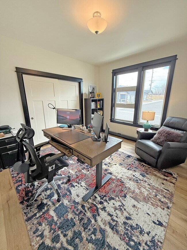 Foto del edificio - Modern Three Bedroom Townhome with Air Conditioning