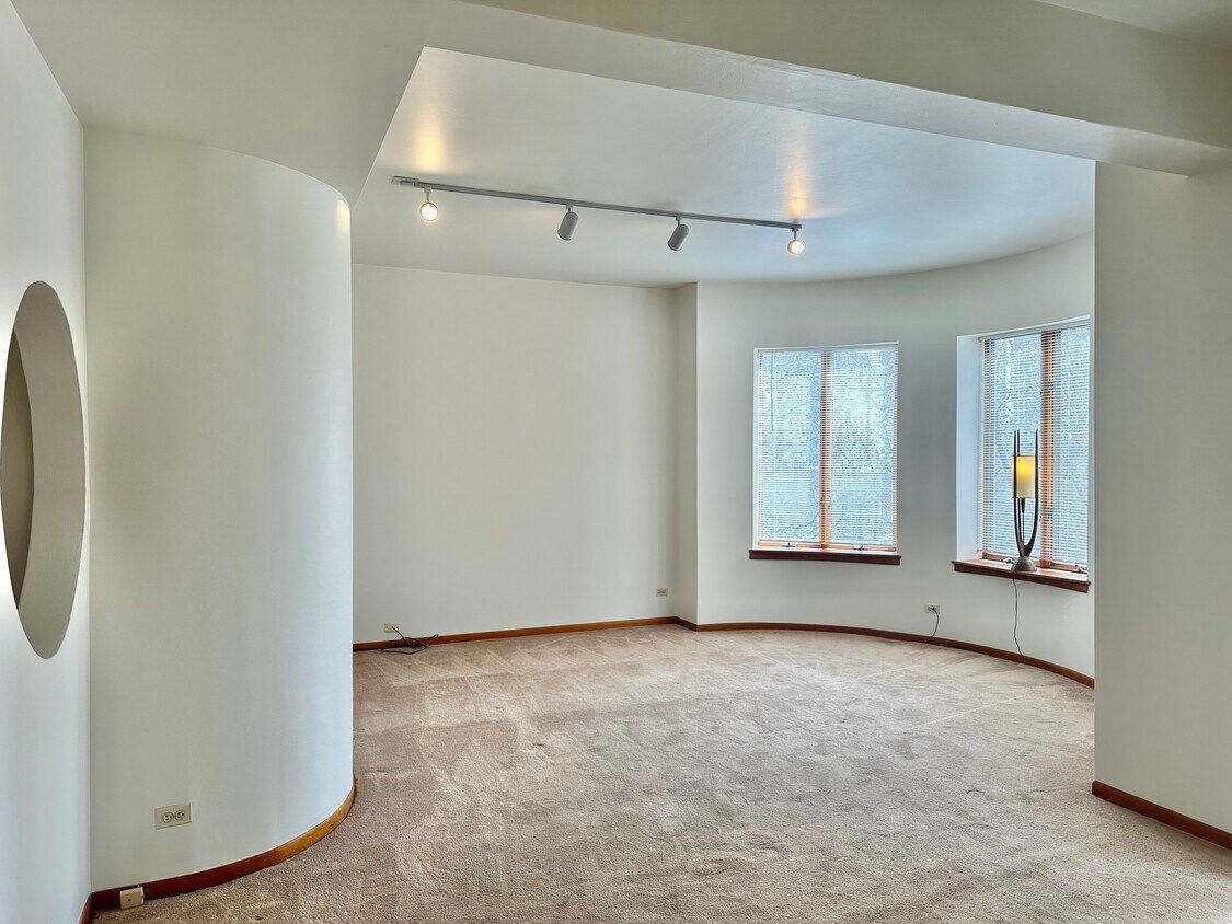 Living Room - 928 W Leland Ave