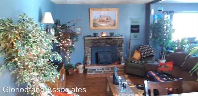 Building Photo - 3 br, 1 bath House - 3335 Calaveras Way