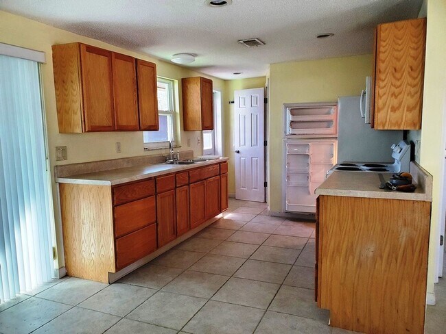 Building Photo - 1/1 Homosassa-Expressway convenience