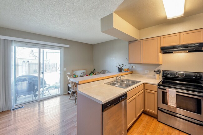 Foto del edificio - Charming 2 beds 2.5 baths in Aurora with a move-in special of 50% off first month's rent!!