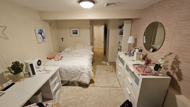 Building Photo - 7 Bedroom