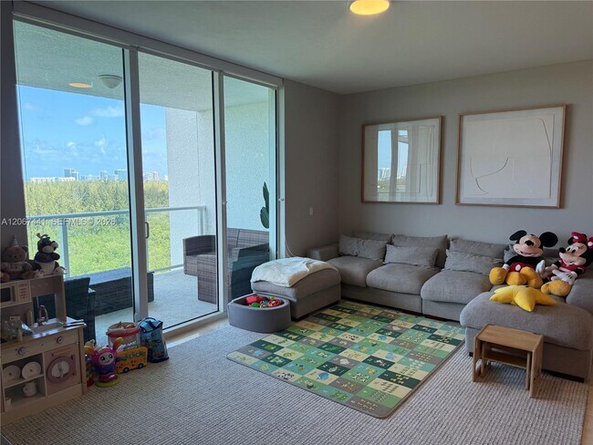 Foto del edificio - 15051 Royal Oaks Ln
