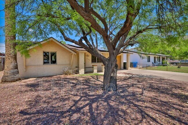 Building Photo - 2108 W Laurel Ln