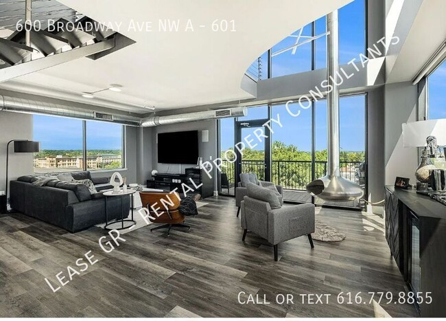 Building Photo - Desirable Union Square Corner Penthouse!